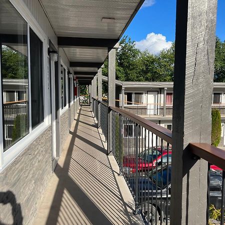 Chalet Inn Kitimat Екстер'єр фото