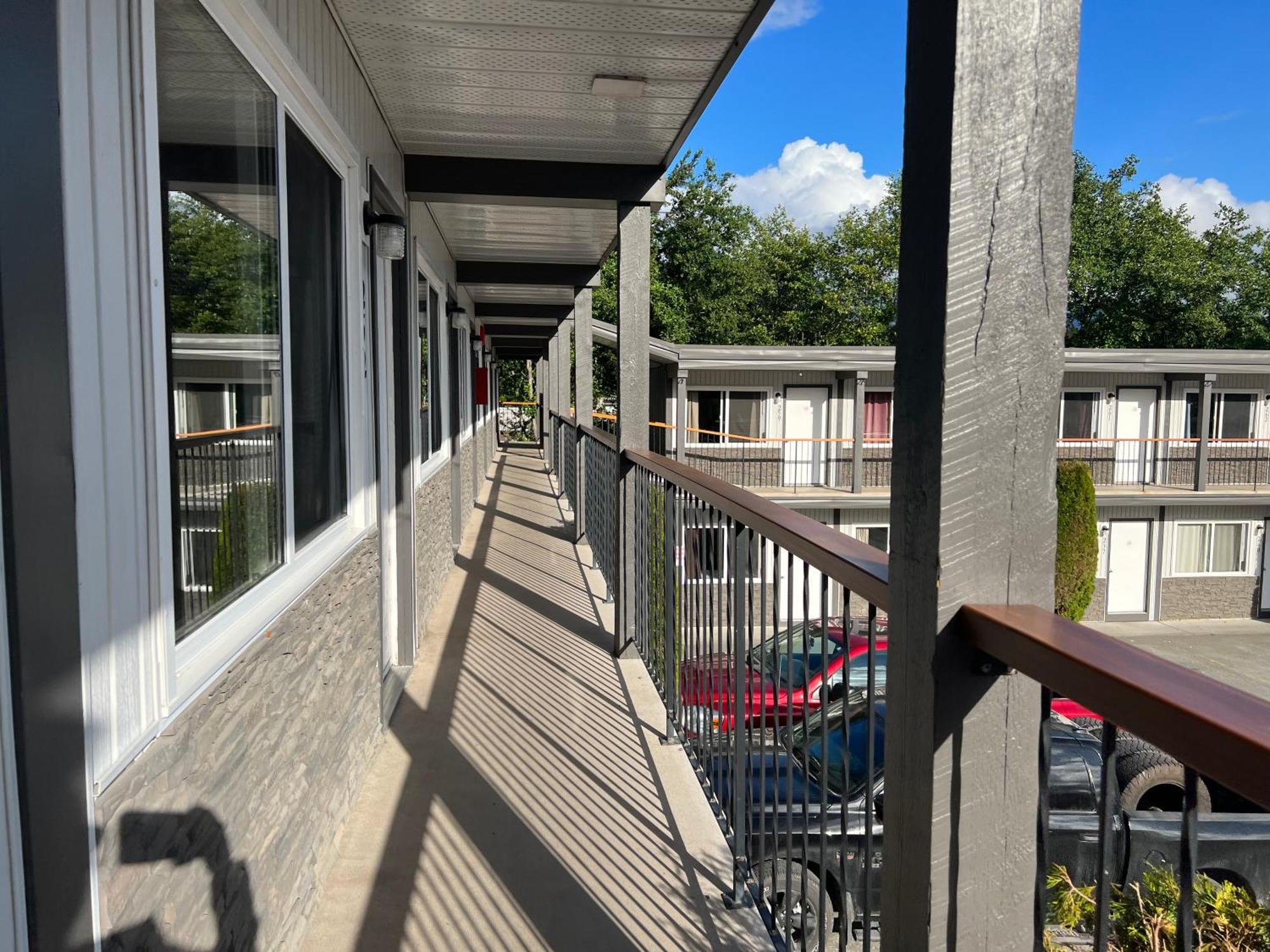 Chalet Inn Kitimat Екстер'єр фото