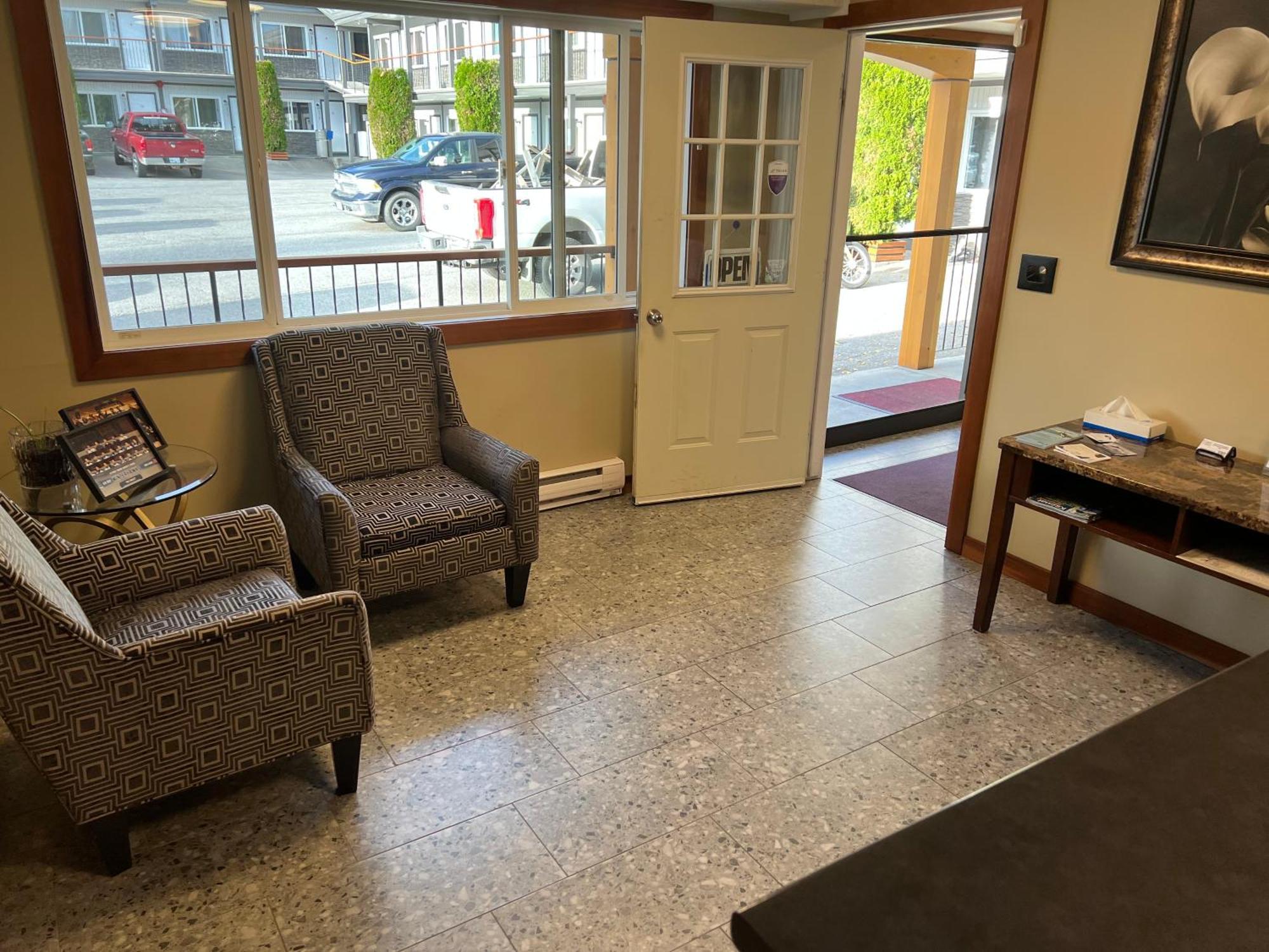 Chalet Inn Kitimat Екстер'єр фото