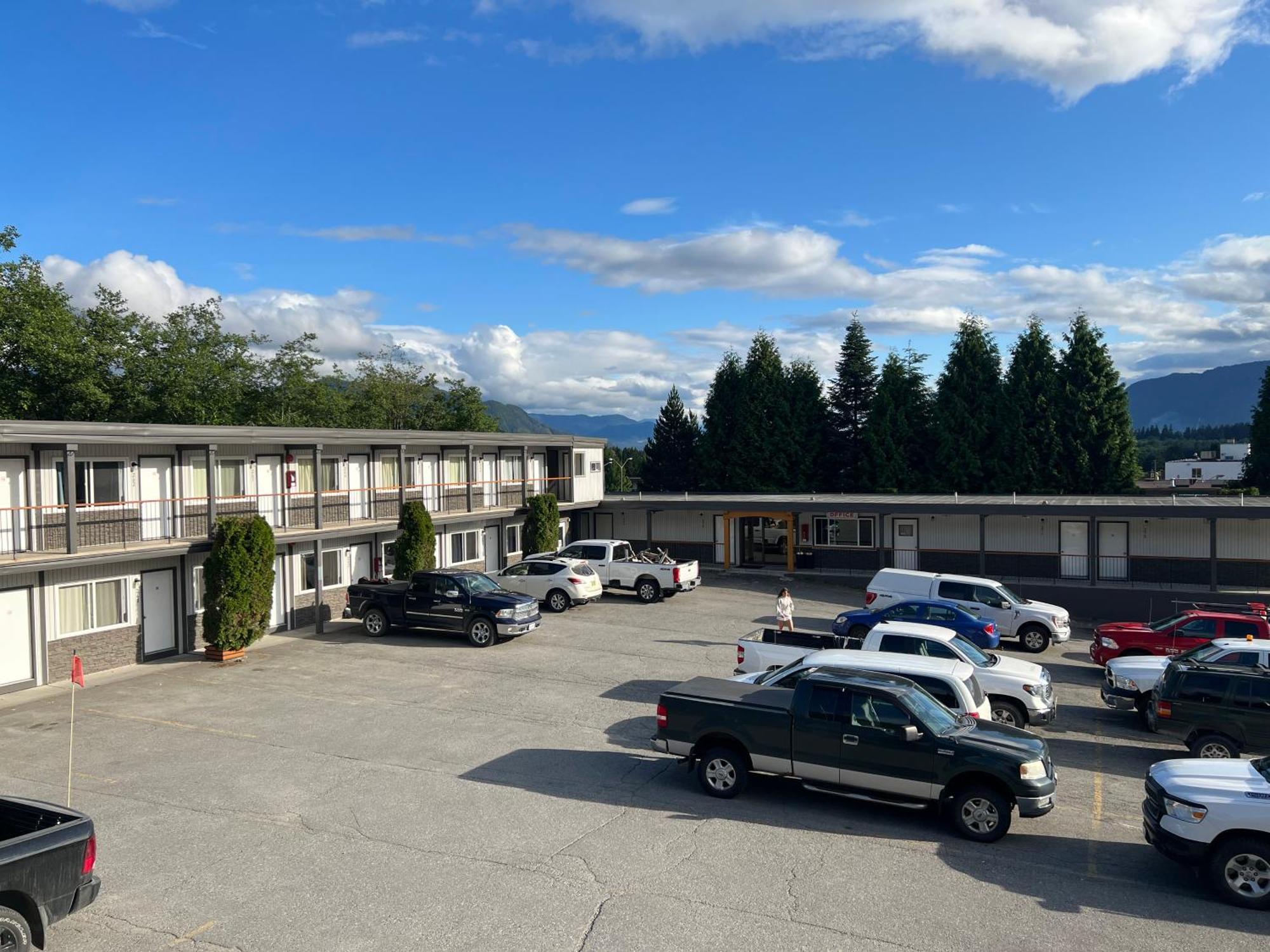Chalet Inn Kitimat Екстер'єр фото