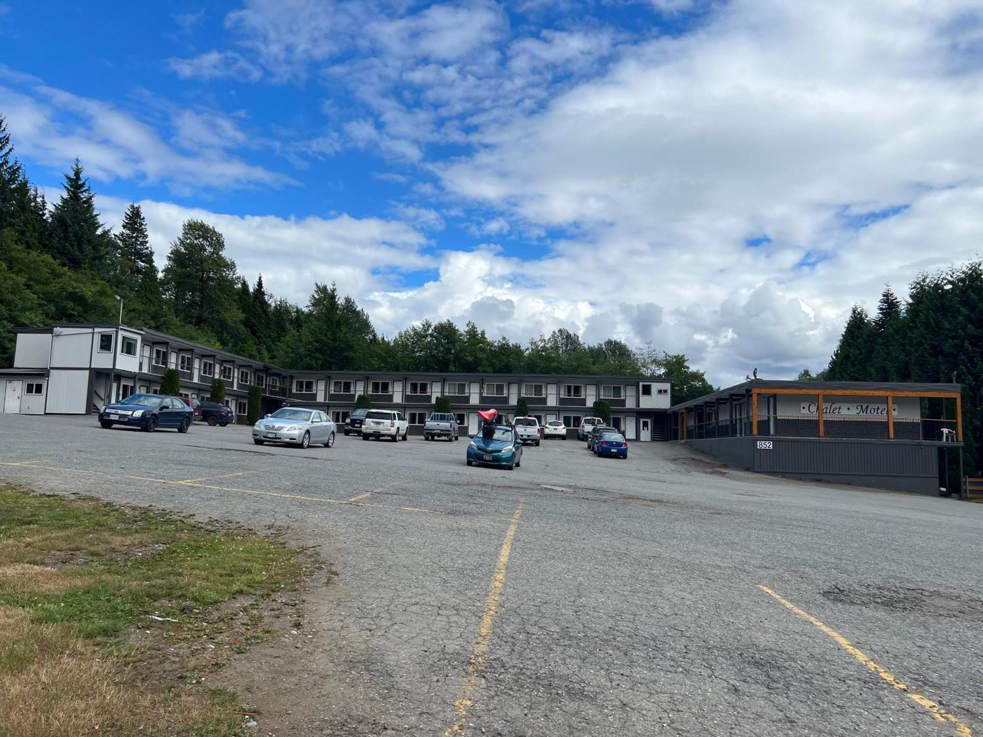 Chalet Inn Kitimat Екстер'єр фото
