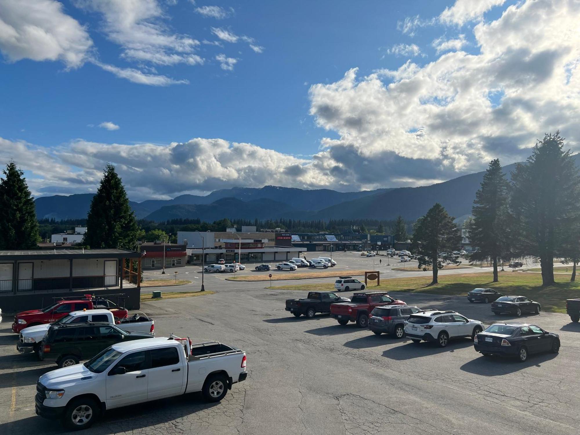 Chalet Inn Kitimat Екстер'єр фото