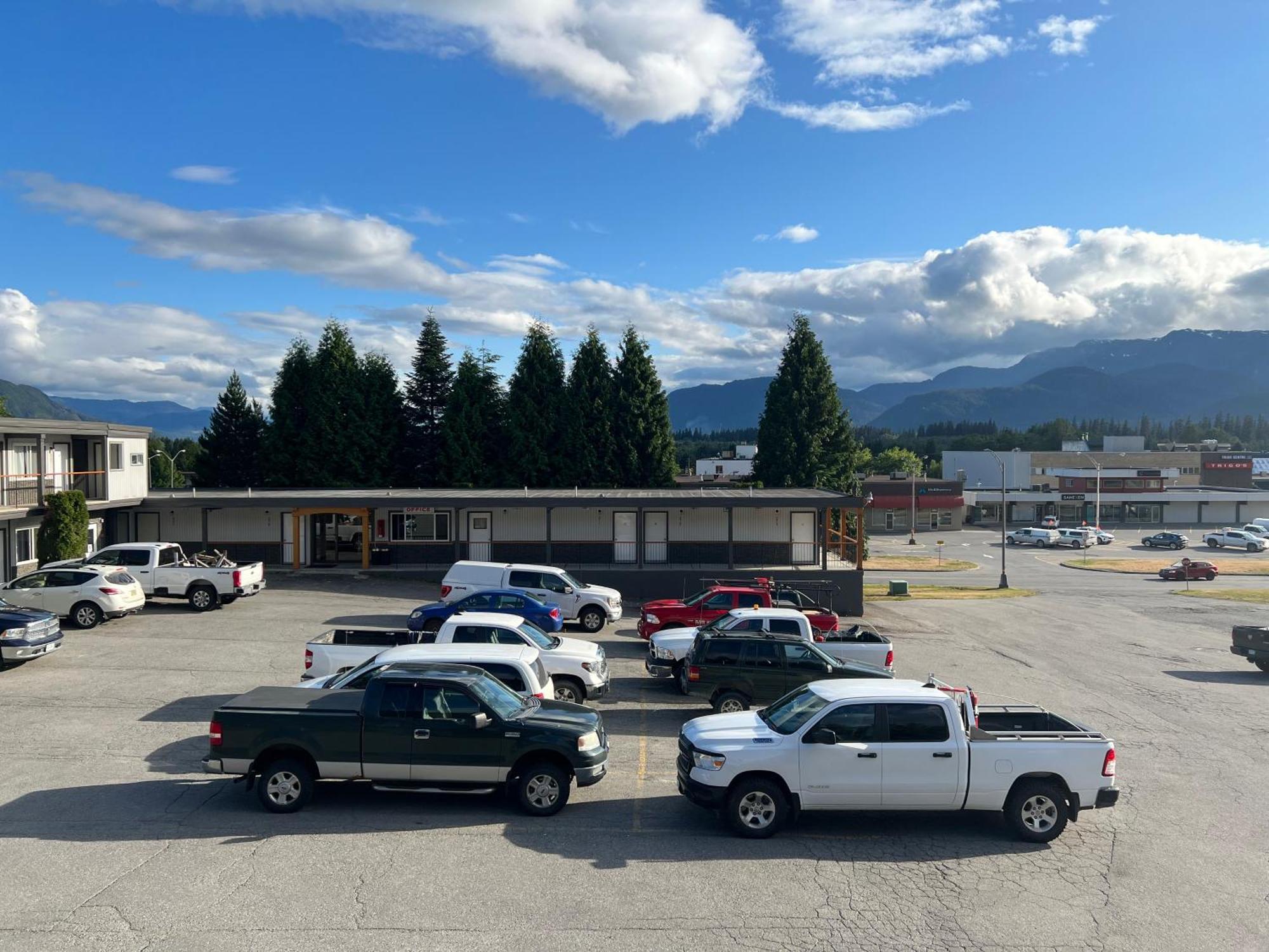 Chalet Inn Kitimat Екстер'єр фото