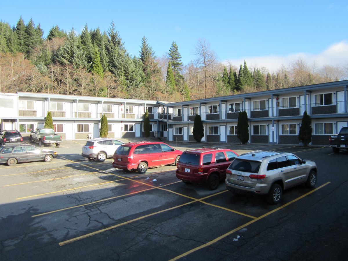 Chalet Inn Kitimat Екстер'єр фото