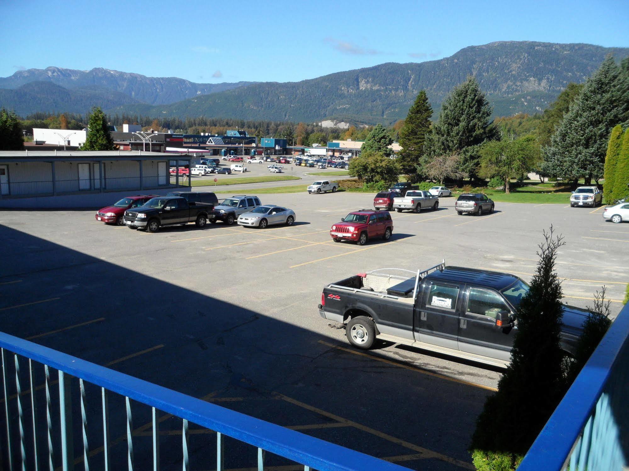 Chalet Inn Kitimat Екстер'єр фото