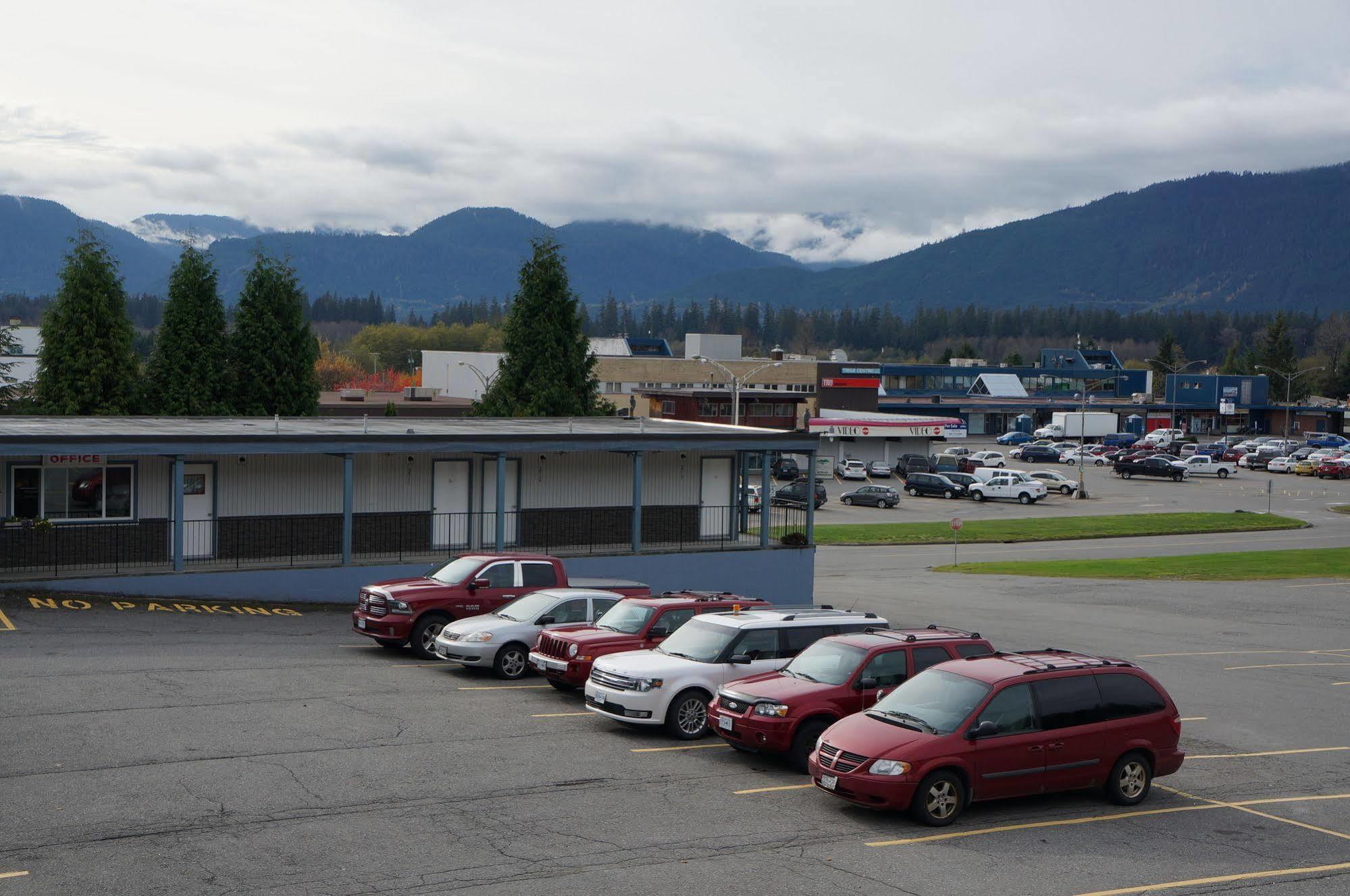 Chalet Inn Kitimat Екстер'єр фото