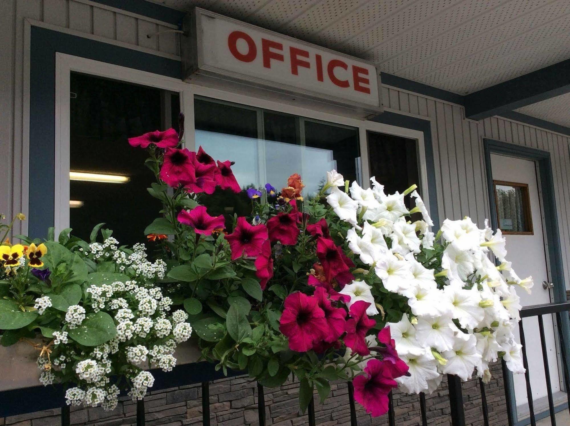 Chalet Inn Kitimat Екстер'єр фото