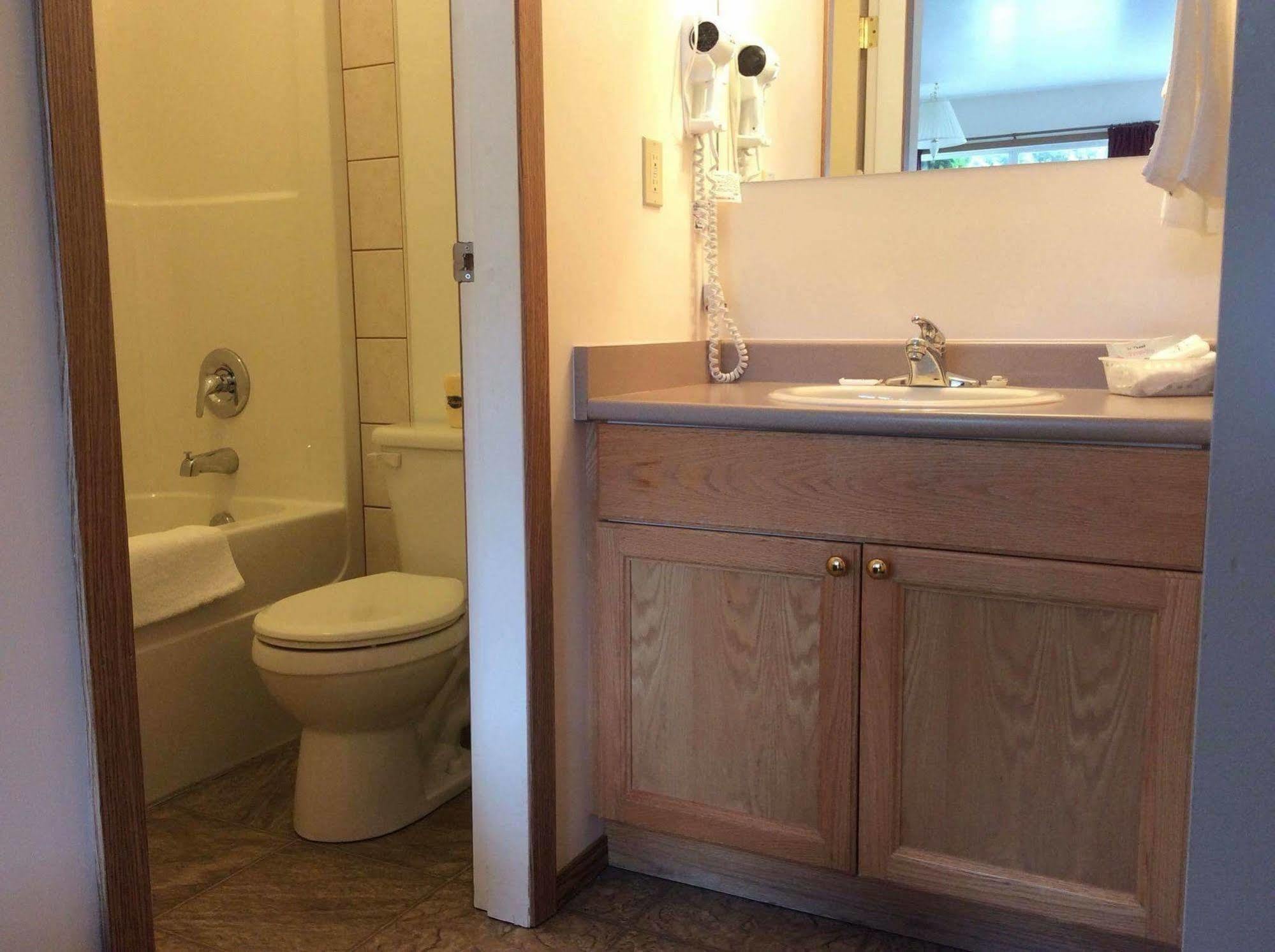 Chalet Inn Kitimat Екстер'єр фото