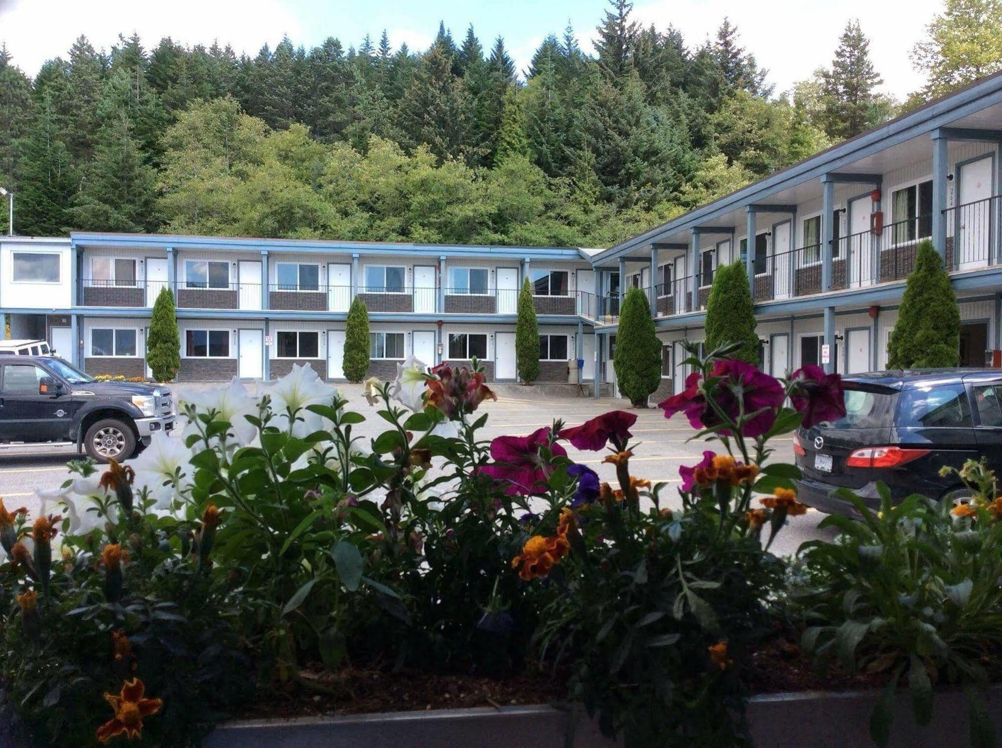 Chalet Inn Kitimat Екстер'єр фото