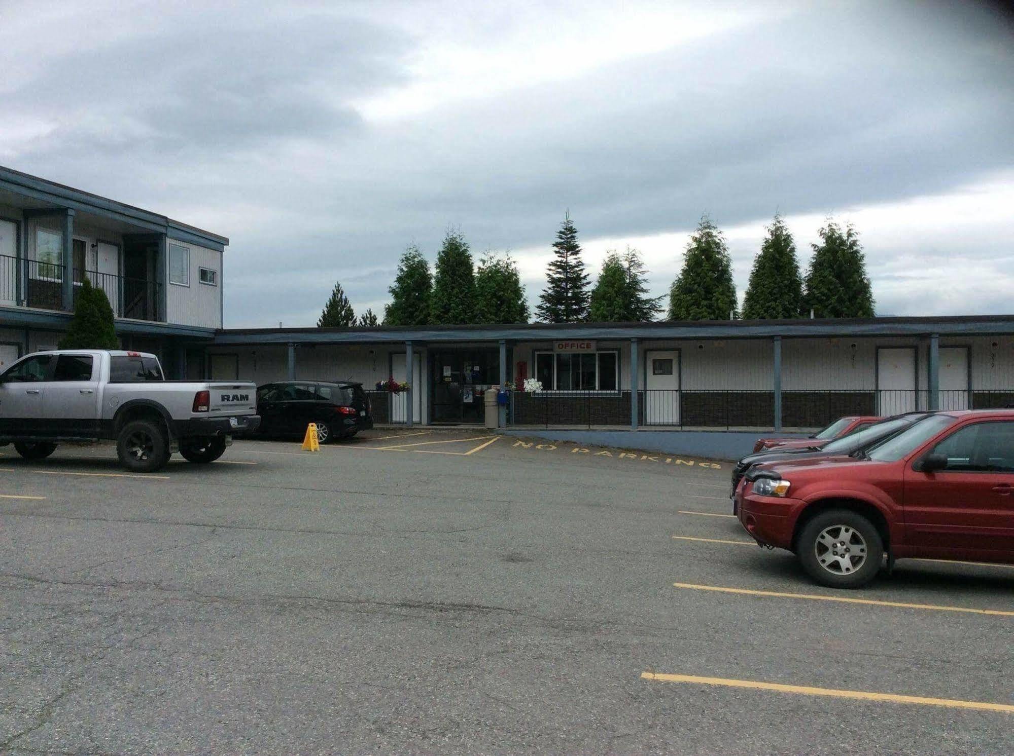 Chalet Inn Kitimat Екстер'єр фото
