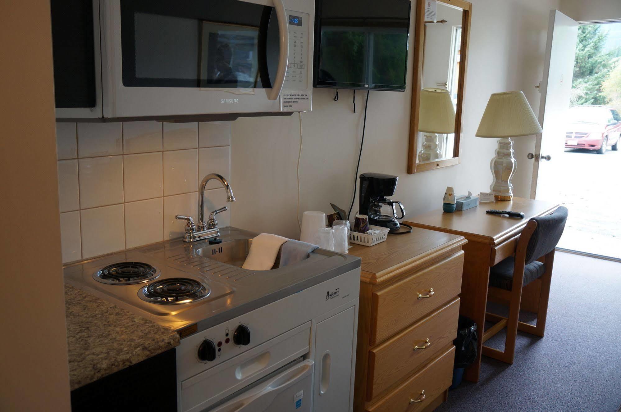 Chalet Inn Kitimat Екстер'єр фото