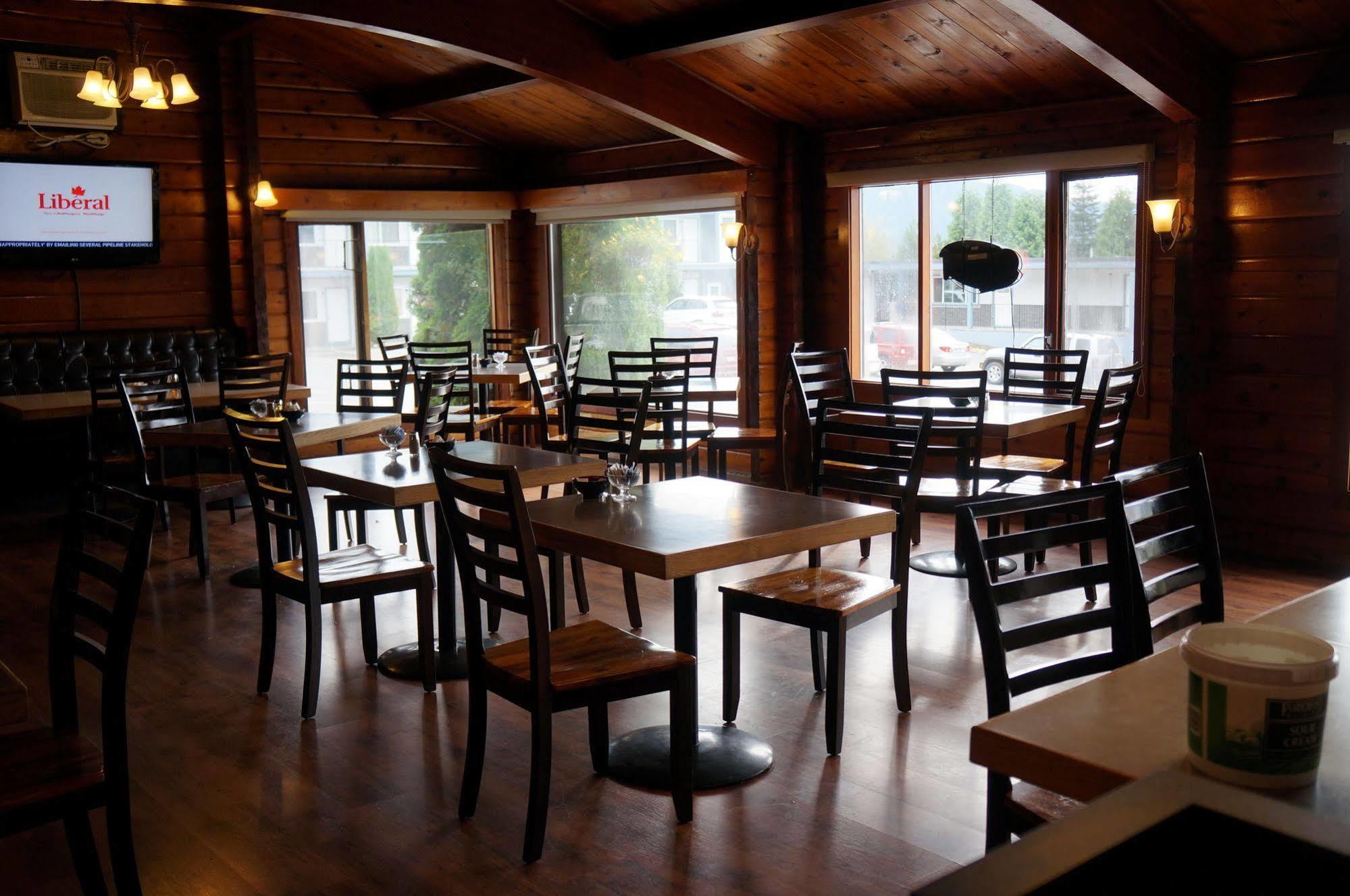 Chalet Inn Kitimat Екстер'єр фото