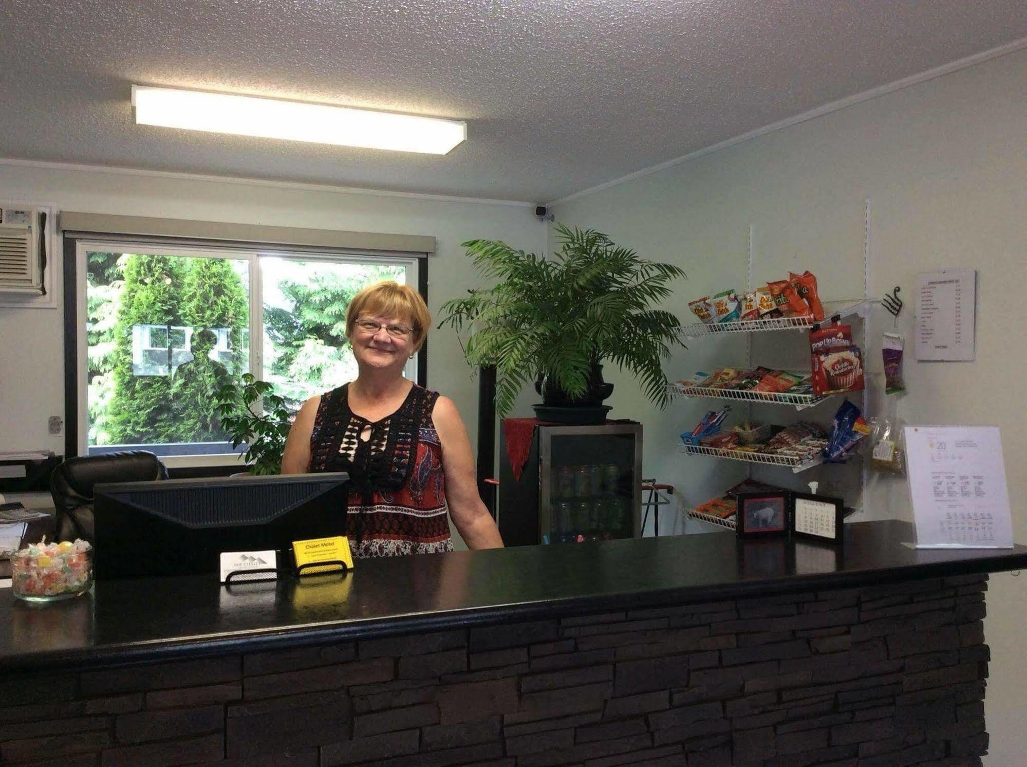 Chalet Inn Kitimat Екстер'єр фото